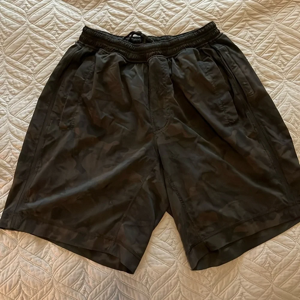 Men’s Lululemon 9” Work Out Shorts Black Camo Medium